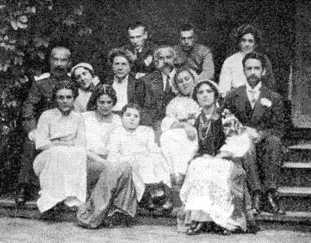 Леля Булгакова (3-я слева, в нижнем ряду)
