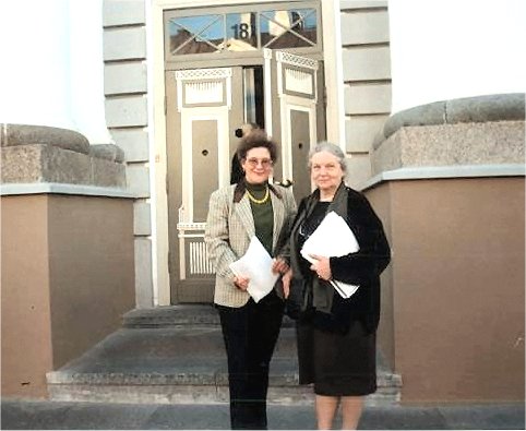 Перед главным зданием университета